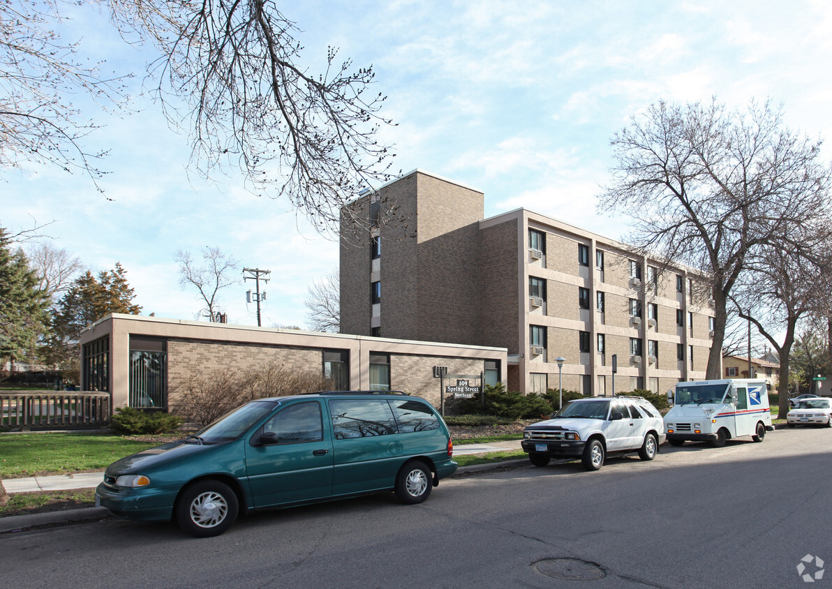 Foto principal - 809 Spring St NE