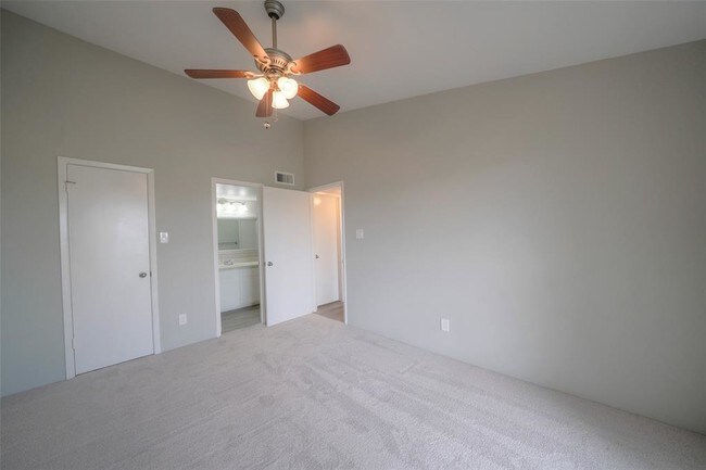 Building Photo - 3900 Woodchase Dr