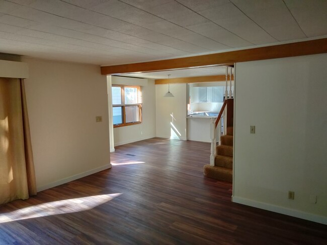 dining room, with kitchen behind - 415 S 5th Ave