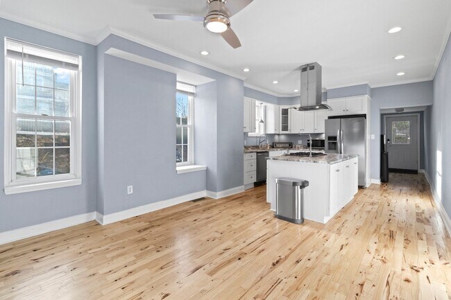 Building Photo - 3 bed 3bath