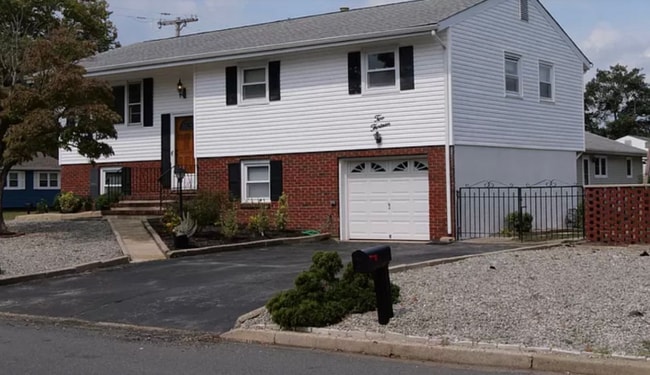 Building Photo - 213 Pine Tree Dr