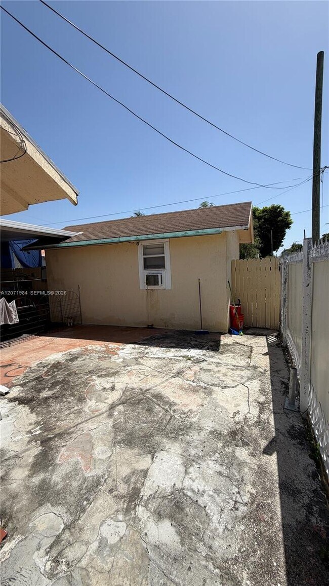 Foto del edificio - 2027 NW 1st Terrace