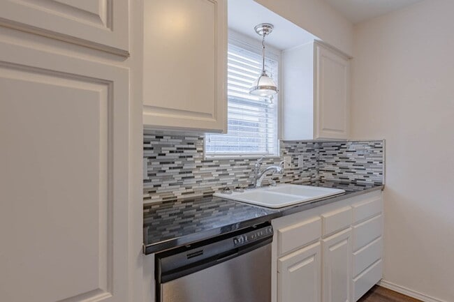Building Photo - 3310 Tanglewood Ln