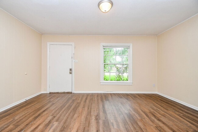 Building Photo - 225 17th Ave N