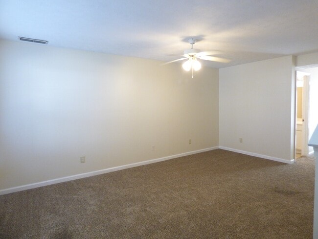 Foto del edificio - COMING SOON! Spacious Townhouse, W/D Hookups, Off-Street Parking, All Electric!