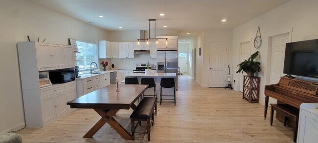 Foto del edificio - 4 Bedroom Home w/ Spacious Yard!