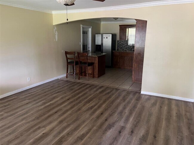 Foto del edificio - 2415 Huntington Dr