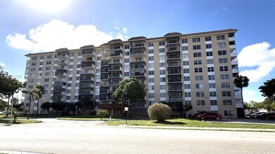 Building Photo - 4174 Inverrary Dr