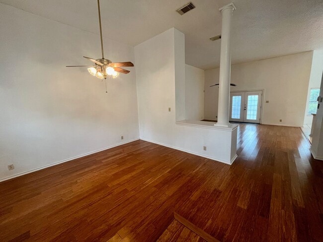 Foto del edificio - Spacious 3 Bedroom/2.5 Bath home with Large Game Room and Fabulous Deck ~ Move in Ready!