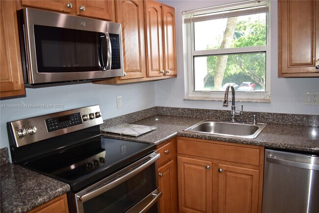Foto del edificio - 8590 Sunrise Lakes Blvd