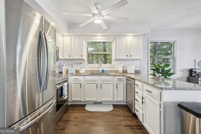 Foto del edificio - 8470 Lake Dr