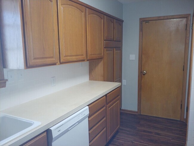 Building Photo - Newly Remodeled 3BD/2B House with a HUGE Back Yard and Patio for Summer Entertaining!
