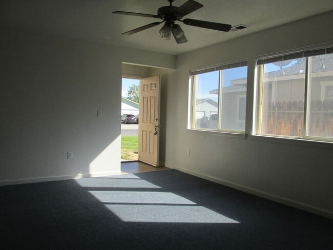 Building Photo - THREE BEDROOM TWO BATH DUPLEX FOR RENT