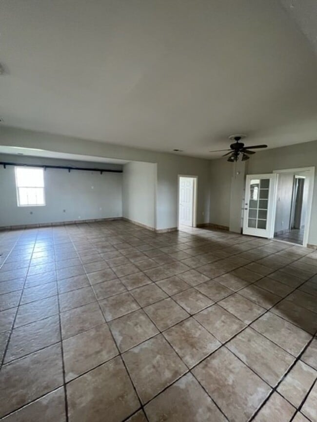 Building Photo - Farm house with room