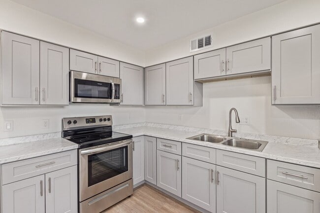 Foto del edificio - Stylish. Newly Renovated. Cozy, Boutique Community - On Broadway Apartments