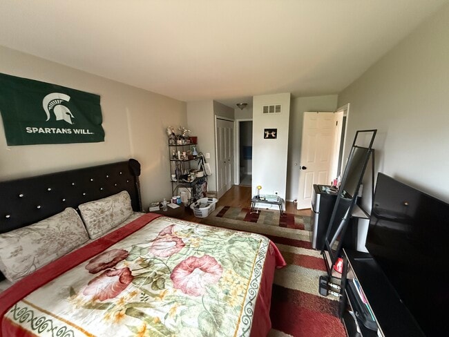 Building Photo - 14211 Ivanhoe Dr