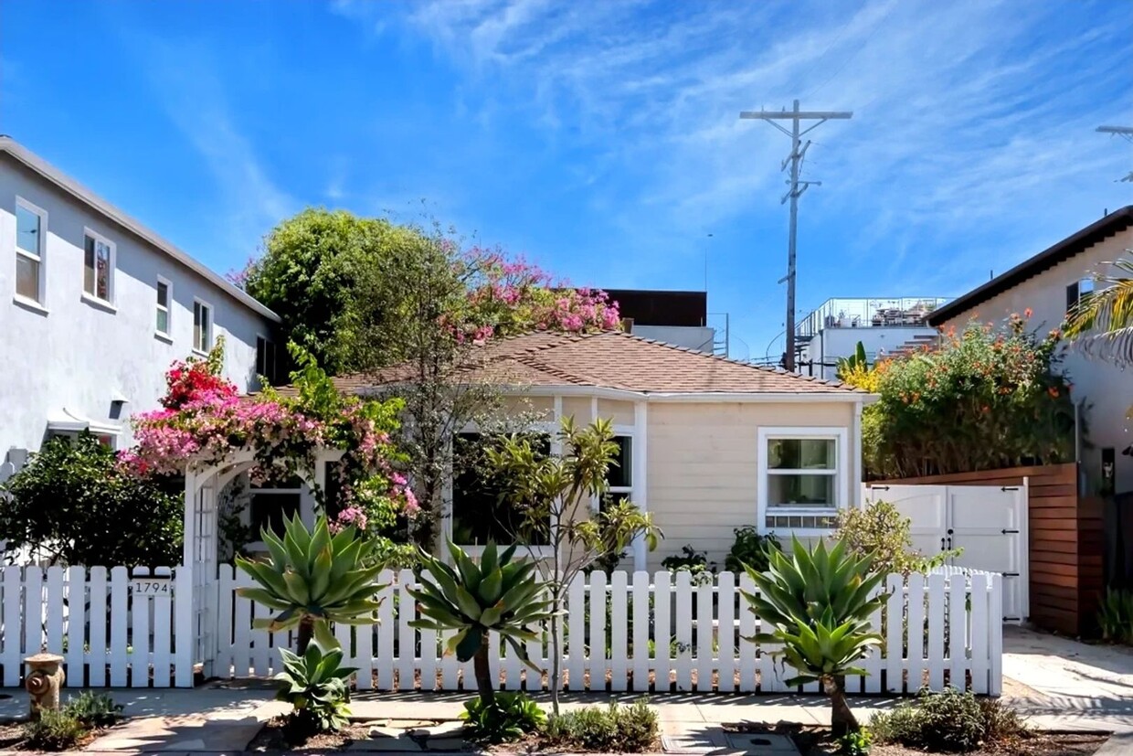 Primary Photo - Dreamy Venice Living Awaits!