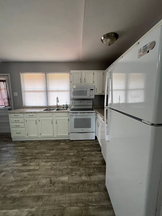 Foto del edificio - 3 bedroom 1 bath home for rent