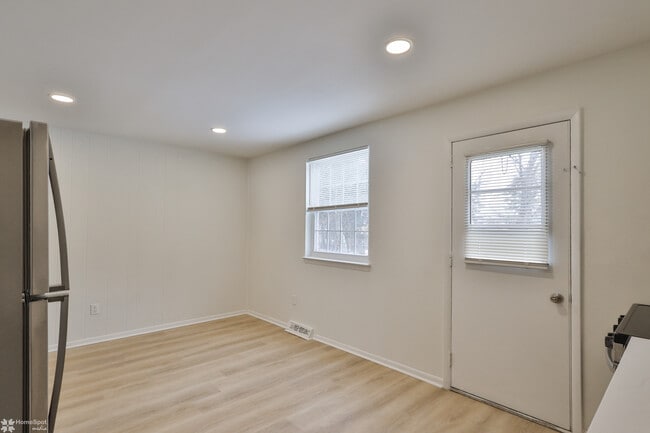 Building Photo - Pine Grove Townhomes