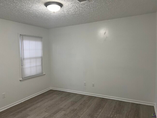 Building Photo - 100 Grove Ln