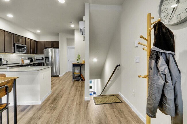 Escaleras que conducen desde la entrada principal - 4206 204th St SW