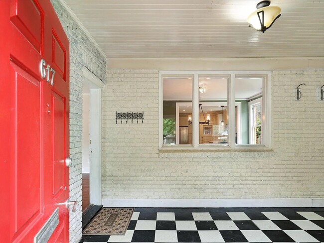 Building Photo - 617 E 49th St