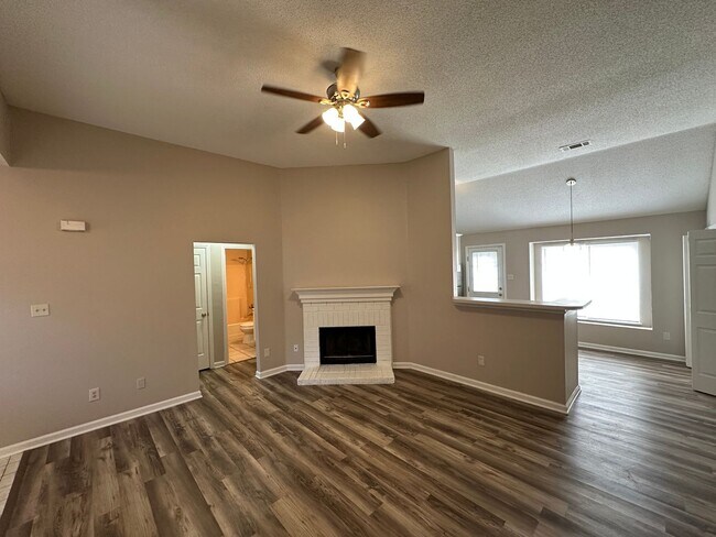 Foto del edificio - Move In Ready! Fresh Paint! Fridge Included! Split Bedroom Floor Plan! Fenced In Backyard!