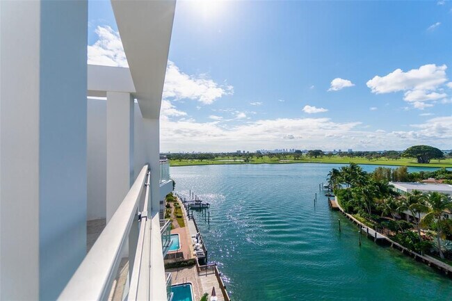 Foto del edificio - 9400 W Bay Harbor Dr