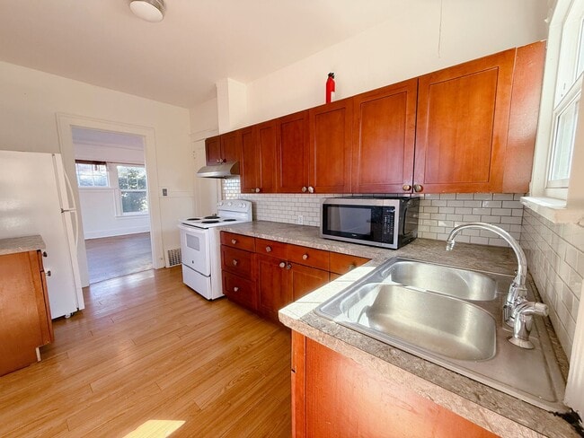 Foto del edificio - 3 & 4 Bedroom Units Just Steps from WWU