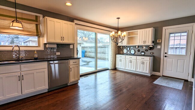 Building Photo - 5305 Pleasant Ln