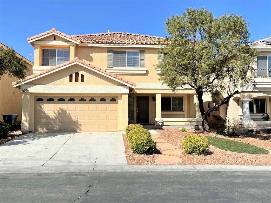 Foto principal - Two-story 4 BR & 3 BA designs offer luxuri...