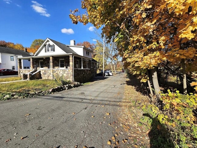 Foto del edificio - 51 Estrada Rd