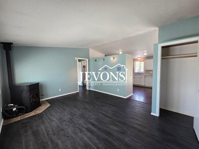 Building Photo - 4-bedroom single-family home with 1 fenced...