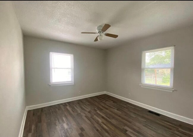 Building Photo - 606 N Moore Rd