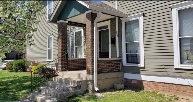 Building Photo - 634 E 10th St