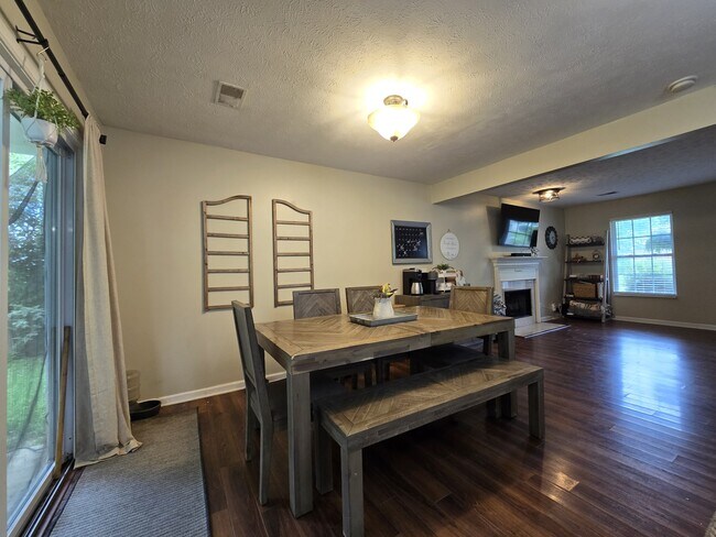 Building Photo - 2687 Paradise Dr