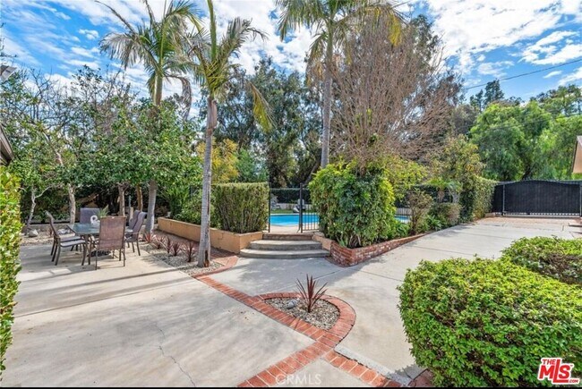 Foto del edificio - 24316 Burbank Blvd