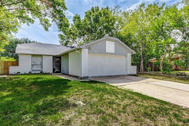 Building Photo - 10103 Towne Mist Dr