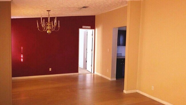 Building Photo - 4bed 2bath manufactured home with large yard