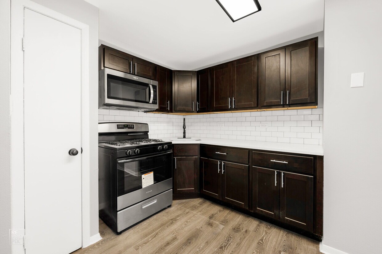 Foto principal - 8935-39 S Dauphin Ave