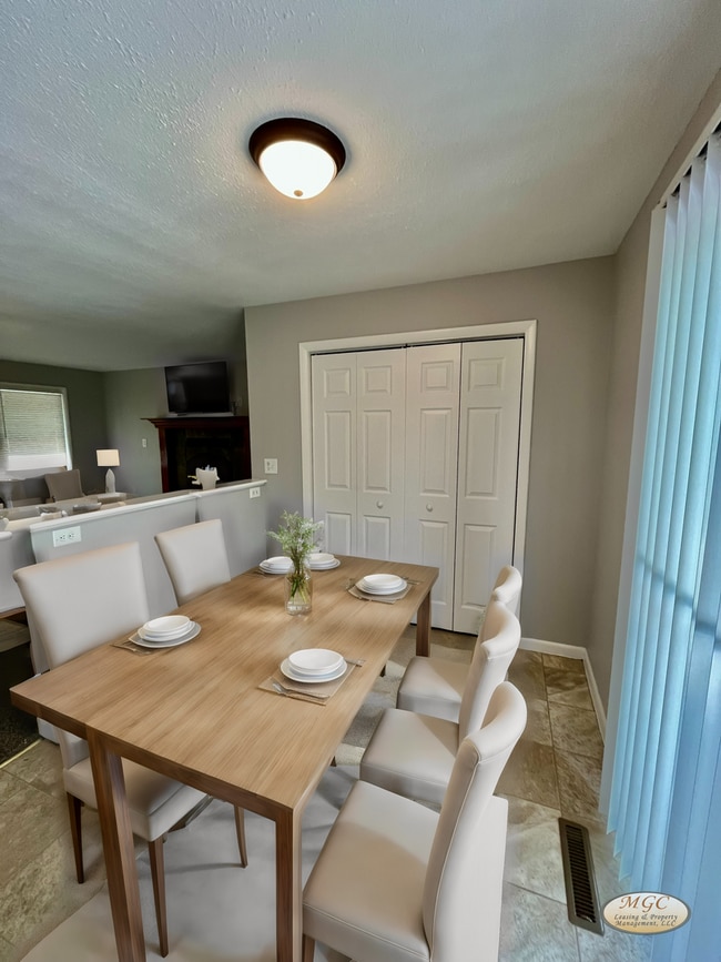 Building Photo - SINGLE FAMILY HOME WITHIN WALKING DISTANCE...