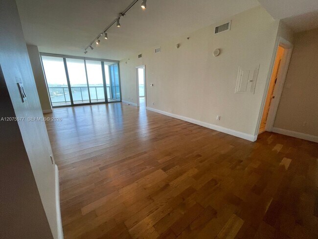 Foto del edificio - 601 NE 36th St