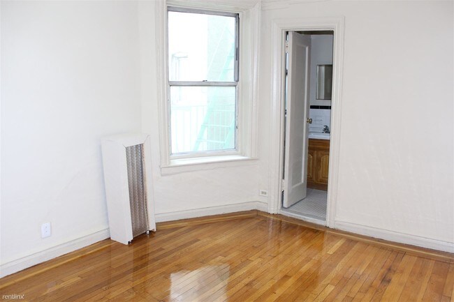 Foto del edificio - 1 br, 1 bath  - 2180 Ryer Ave 3H