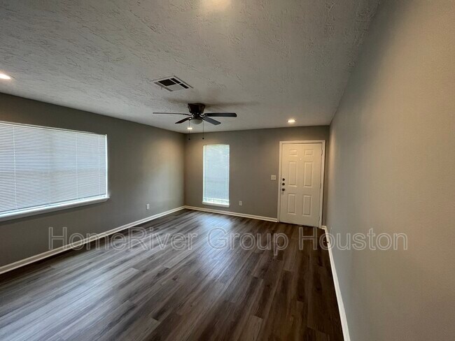 Building Photo - 8730 Valley Pond Ct