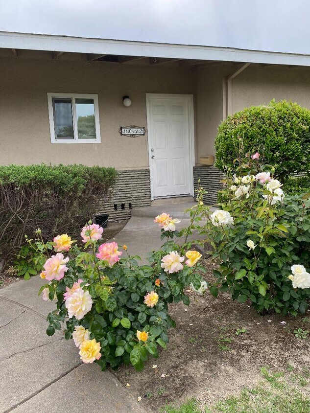 Duplex Front - 1062 Lake Glen Way