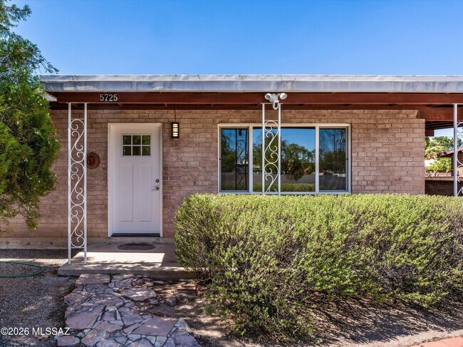 Foto del edificio - 5725 E 10th St
