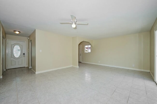 Building Photo - 450 Bard St