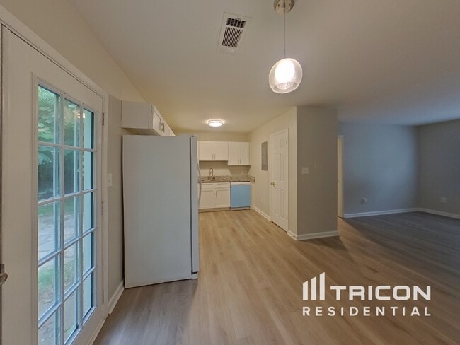 Building Photo - 2943 Pebblebrook Dr