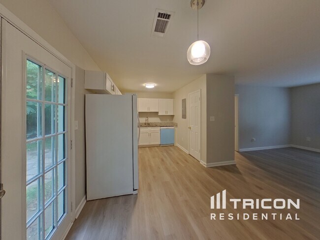 Foto del edificio - 2943 Pebblebrook Dr
