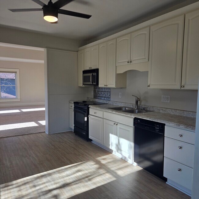 Fotografía del edificio - 454 W Wisconsin Ave